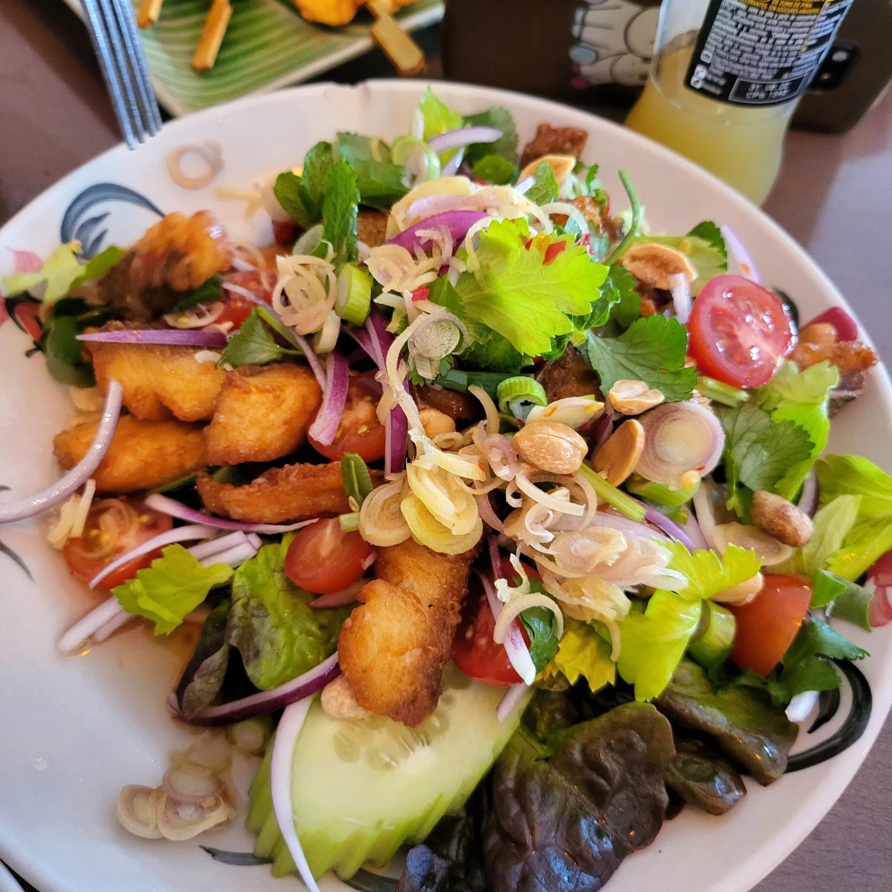 Ensalada tailandesa con pollo crujiente y cacahuetes