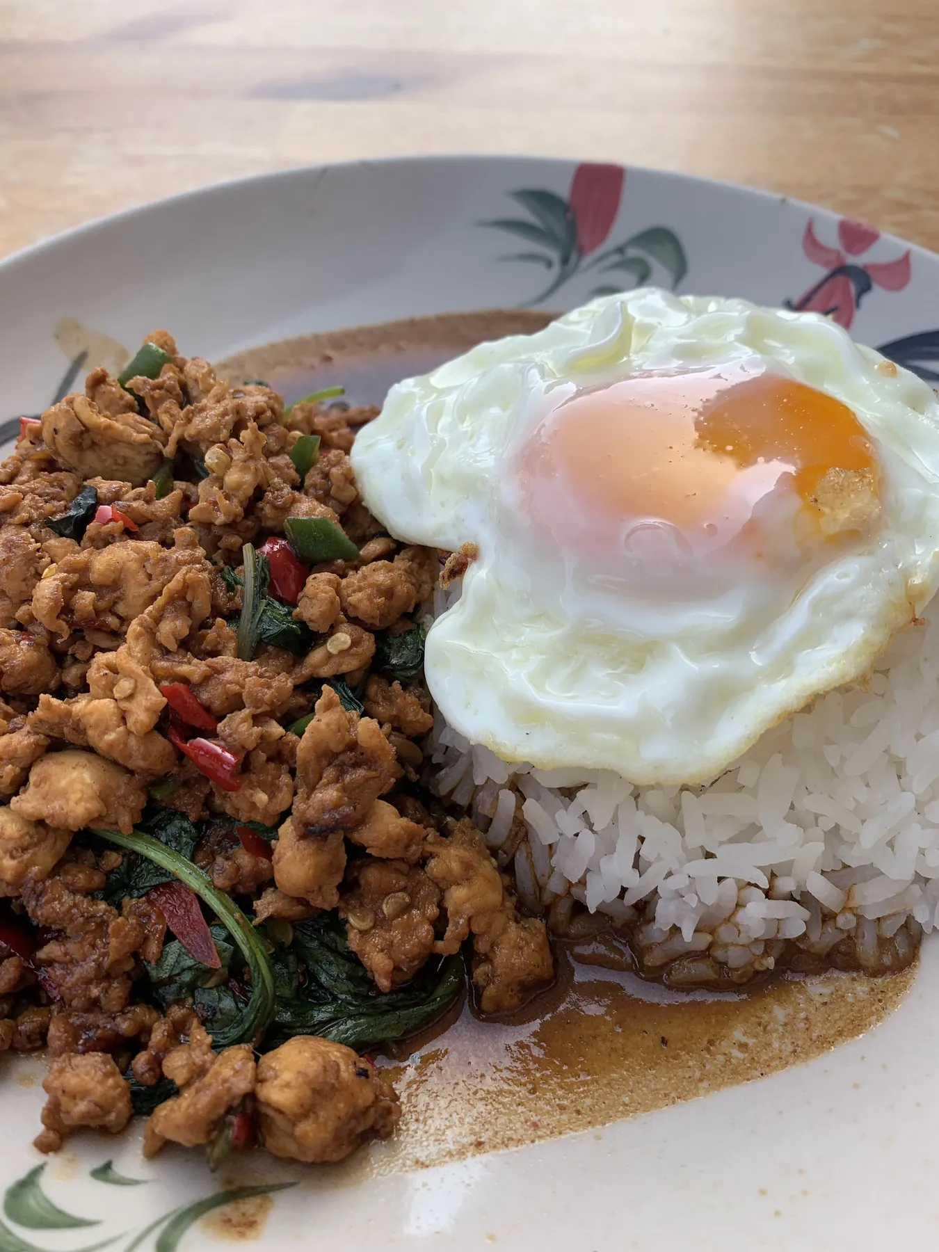 Kra Pao con arroz jazmín y huevo frito