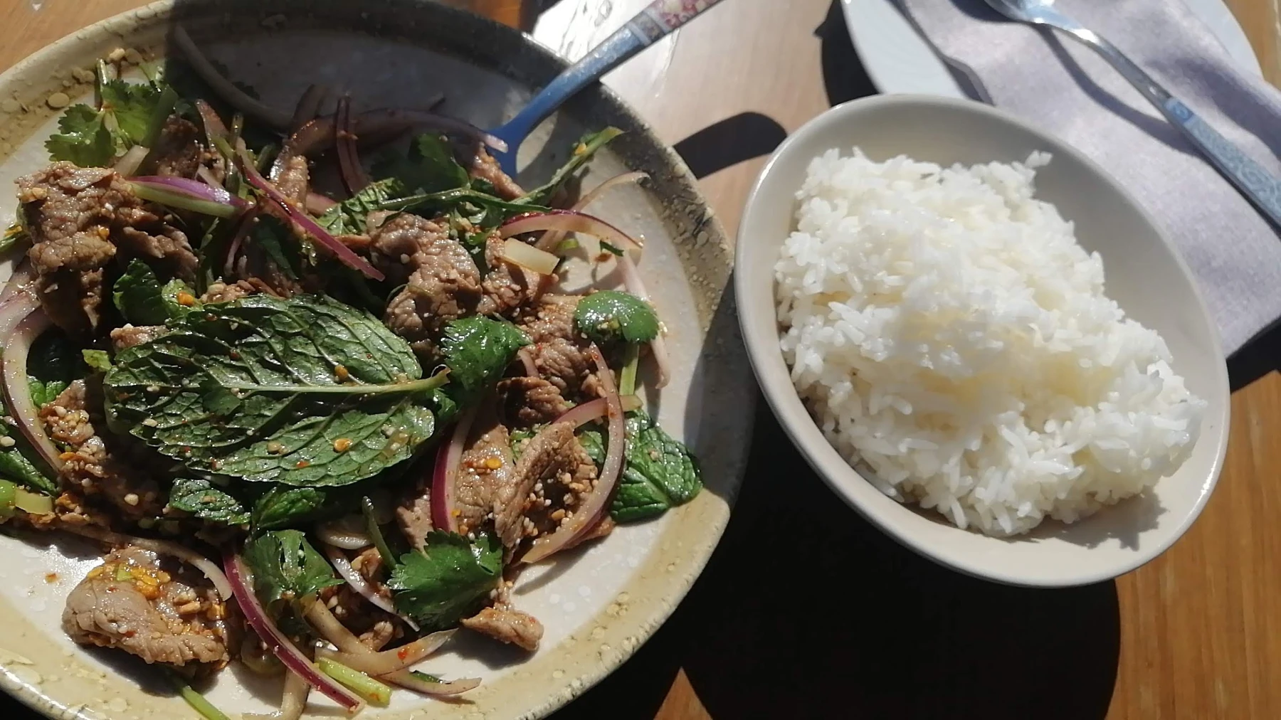 Larb de ternera con arroz