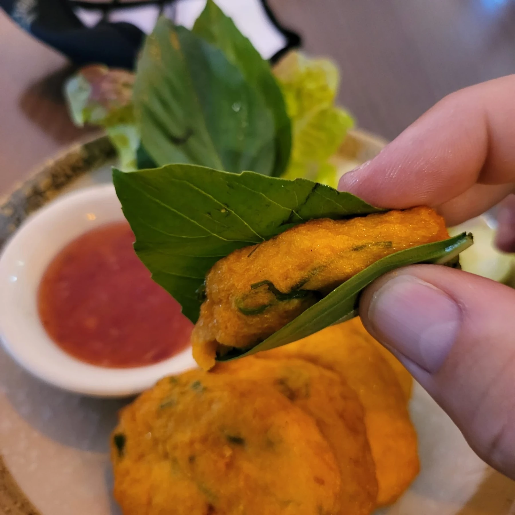 Pastel de pescado tailandés con hojas de albahaca